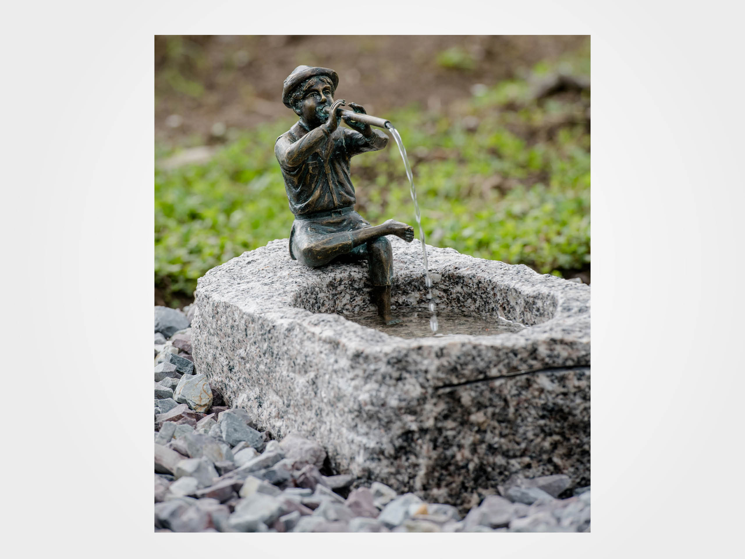 Gartenskulptur / Wasserspeier "Flötenspielender Hannes" (ohne Stein), Bronze